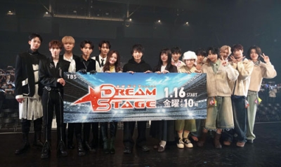 写真：「ＤＲＥＡＭ　ＳＴＡＧＥ」に出演する中村倫也（中央）ら＝東京都江東区