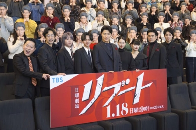 写真：「リブート」に出演する鈴木亮平（中央）ら＝東京都港区