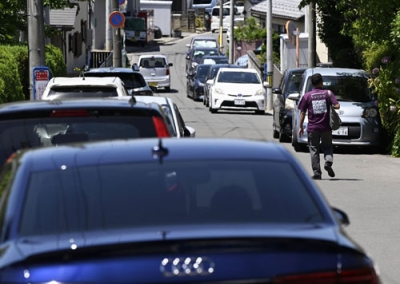 写真：津波警報を受け、避難者らの車で混雑する宮城県石巻市の日和山公園周辺＝２０２５年７月