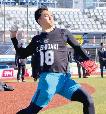 写真：ロッテの新人合同練習でキャッチボールをするドラフト１位の石垣＝ＺＯＺＯマリン