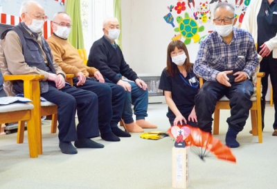 写真：「投扇興」を楽しむ施設利用者