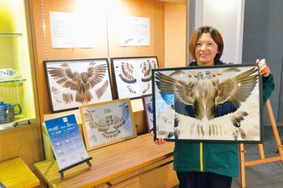 写真：来館を呼びかける尾里さん