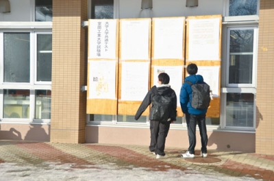 写真：試験会場の配置を確認する受験生＝１６日午後２時２０分ごろ、室工大