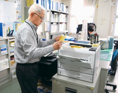 写真：解散総選挙に向けて対応に追われる室蘭市選挙管理委員会の職員