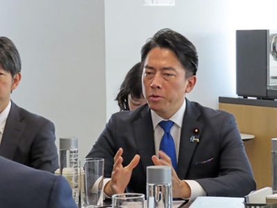 写真：パランティア・テクノロジーズ社幹部と意見交換する小泉防衛相＝１６日、米ワシントン（共同）