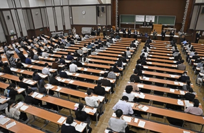 写真：大学入学共通テストに臨む受験生＝１７日午前、東京都文京区の東大