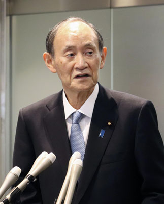 写真：横浜市内で記者団の取材に応じる自民党の菅元首相＝１７日午前