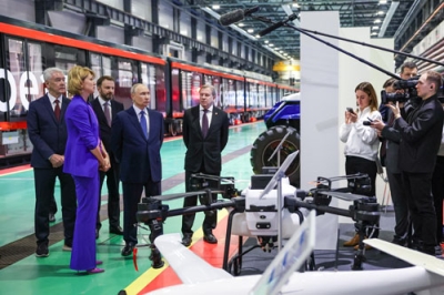 写真：無人技術の展示会を視察するロシアのプーチン大統領（左から４人目）＝１６日、モスクワ（タス＝共同）