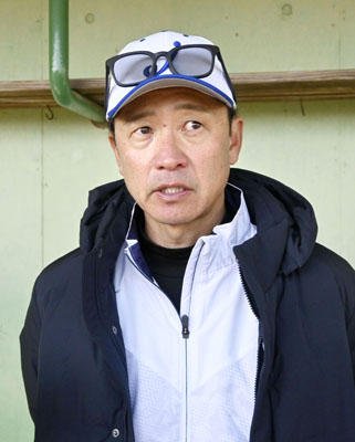 写真：初練習後、取材に応じるジェイプロジェクトの二岡智宏監督＝愛知県半田市