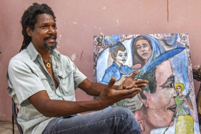 写真:自宅で自身の作品について話すフィエル・ドスサントス・ラファエルさん=2025年9月、モザンビーク・マプト郊外(中野智明氏撮影・共同)