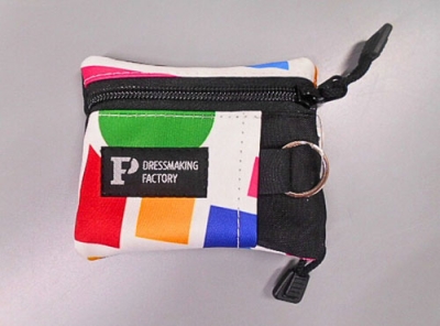 写真：府中刑務所の受刑者が廃棄品を活用して製作したコインケース（東京都府中市提供）