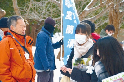 写真：試験会場へ向かう途中、高校の教師（左）からエールを送られる受験生＝１７日午前、室蘭工業大学