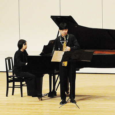 写真：ステージで華麗な音色を響かせる出演者