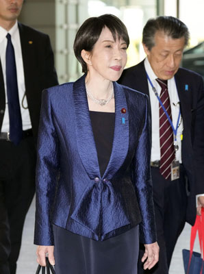 写真：１６日、首相官邸に入る高市首相