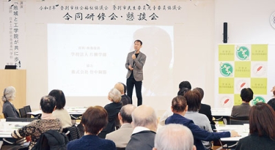 写真：片柳学園の歴史について話す小川昌宏主任