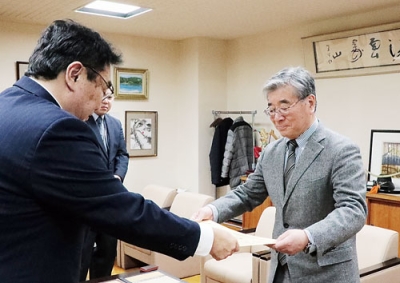 写真：小笠原市長（左）から感謝状を受け取る高畠取締役工園長（提供写真）