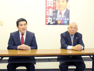 写真：「生活者の思いが分かる活動を続ける」と話す山岡衆院議員（左）と芝垣後援会長