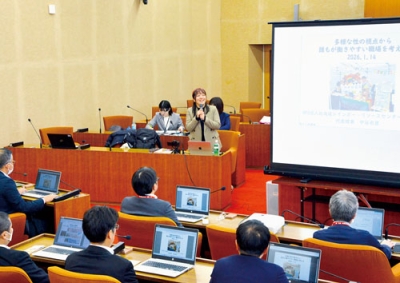 写真：当事者の視点から誰もが働きやすい職場について伝える中谷さん