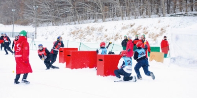 写真：本戦出場を狙い雪上で熱戦を繰り広げるスポーツ雪合戦の選手たち