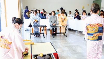 写真：新春の一服を味わう初茶会の出席者