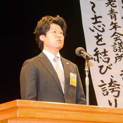 写真：一年間の意気込みを表明する渡辺理事長