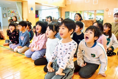 写真：不審者との遭遇を想定し「助けて」と声を上げる園児たち