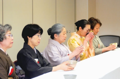 写真：初茶会で新春の一服を堪能する参加者