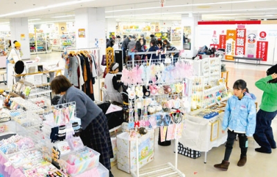 写真：雑貨販売などでにぎわう応援祭