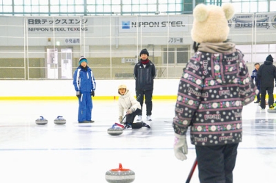 写真：カーリングを楽しむ児童ら