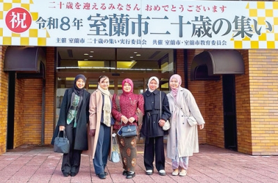 写真：二十歳の集いに参加するなど日本文化に触れている