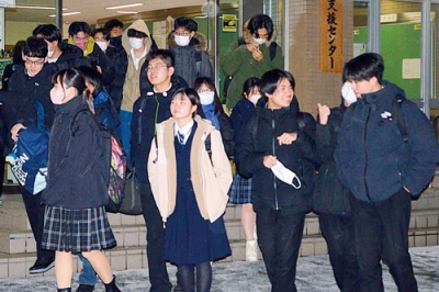 写真：大学入学共通テストの全日程が終わり、ほっとした表情で会場を後にする受験生＝午後６時１０分、室蘭工業大学