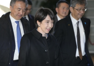 写真：１４日、首相官邸に入る高市首相