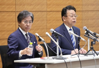 写真：新党「中道改革連合」の綱領を発表する立憲民主党の安住幹事長（左）と公明党の西田幹事長＝１９日午前、国会