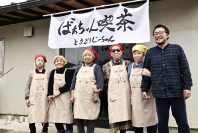 写真：「ばあちゃん喫茶」で働く谷口正子さん（右から３人目）ら。右端は「うきはの宝」代表の大熊充さん＝２０２５年１１月、福岡市