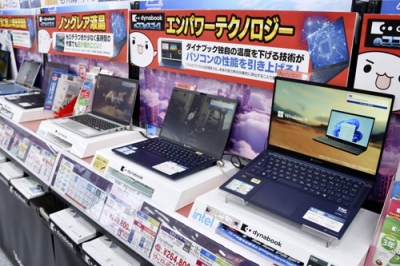 写真：家電量販店のパソコン売り場＝東京都千代田区