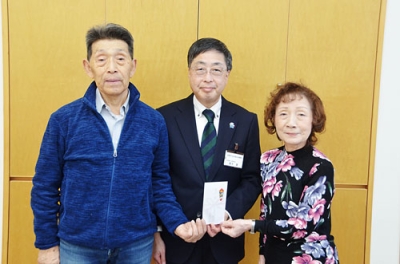 写真：室蘭市社協に善意を届けた斉藤代表（左）と日沼さん（右）