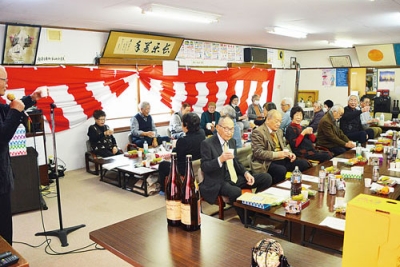 写真：新年を祝って乾杯する参加者たち