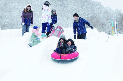 写真：滑り台を楽しむ子どもたち