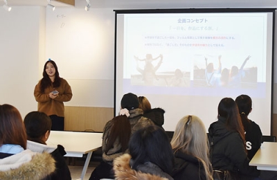 写真：練り上げた観光プランを提案する学生