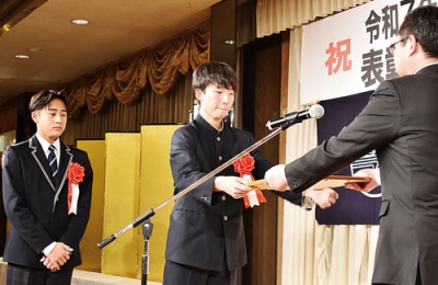 写真：伊達市スポーツ協会奨励賞を受ける西胆振ＢＢＣの選手