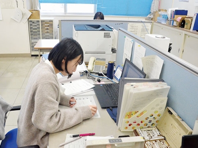 写真：中学校から届いた願書をチェックする室蘭清水丘高校の職員