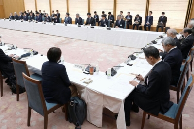 写真：首相官邸で開かれた第３４次地方制度調査会の第１回総会＝１９日午後