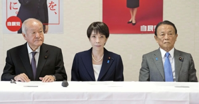 写真：自民党役員会に臨む（左から）鈴木幹事長、高市首相、麻生副総裁＝２０日午前、東京・永田町の党本部