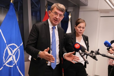 写真：取材に応じるデンマークのポールセン国防相（左）＝１９日、ブリュッセル（ＡＰ＝共同）