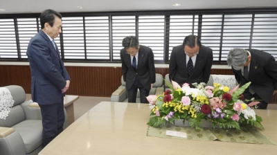 写真：静岡県庁を訪れ、鈴木康友知事（左端）に謝罪する中部電力の林欣吾社長（右から３人目）ら＝２０日午前