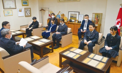 写真：小笠原市長に帰国報告をする交流団