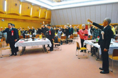 写真：乾杯し祝杯をあげる新年交礼会