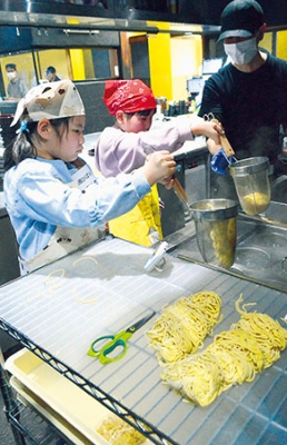 写真：麺上げに挑戦する子ども達