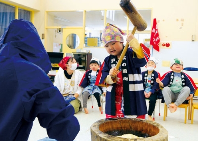 写真：「よいしょ」「よいしょ」と力いっぱい餅をつく子ども