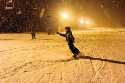 写真：ナイター営業の初日、ゲレンデでスノーボードを楽しむ人たち